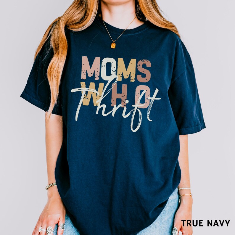 Moms Who Thrift Shirt Thrifting Mom Club Tee Vintage Mom Life Graphic Tee Cute Gift for Thrifter Trendy Thrift Mom Shirt Gift Yard Sale